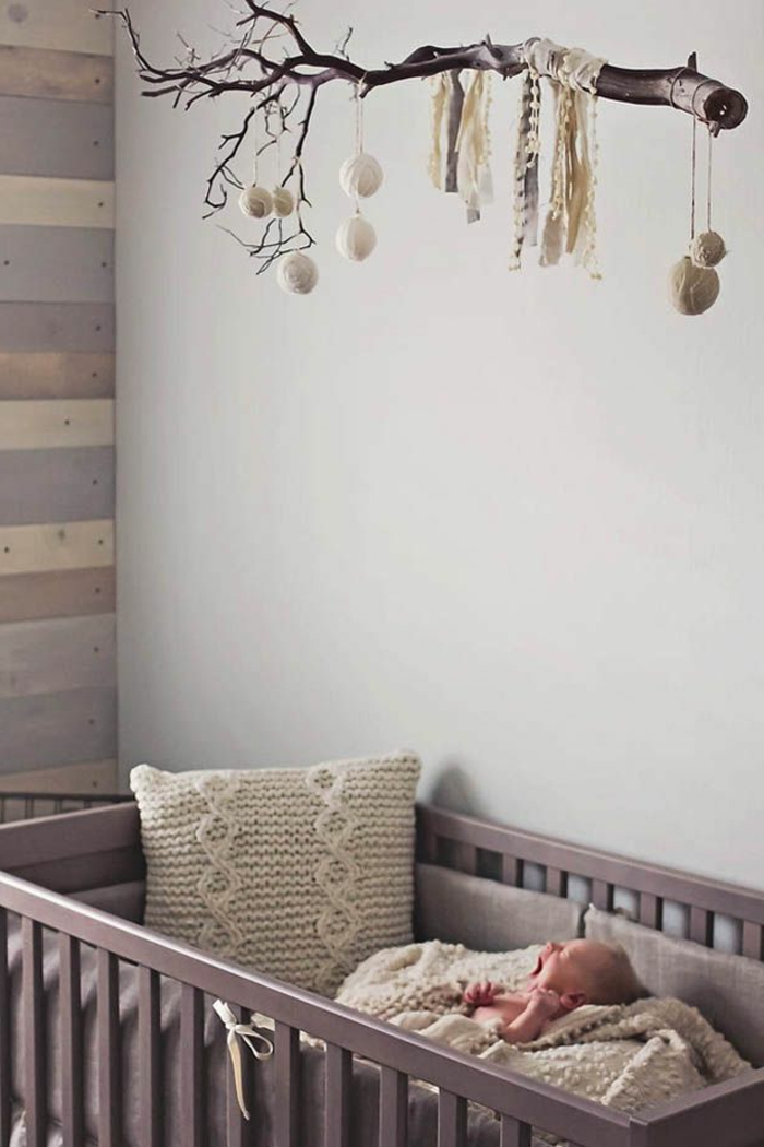 babyzimmer-design-dekokissen-auf-dem-bett