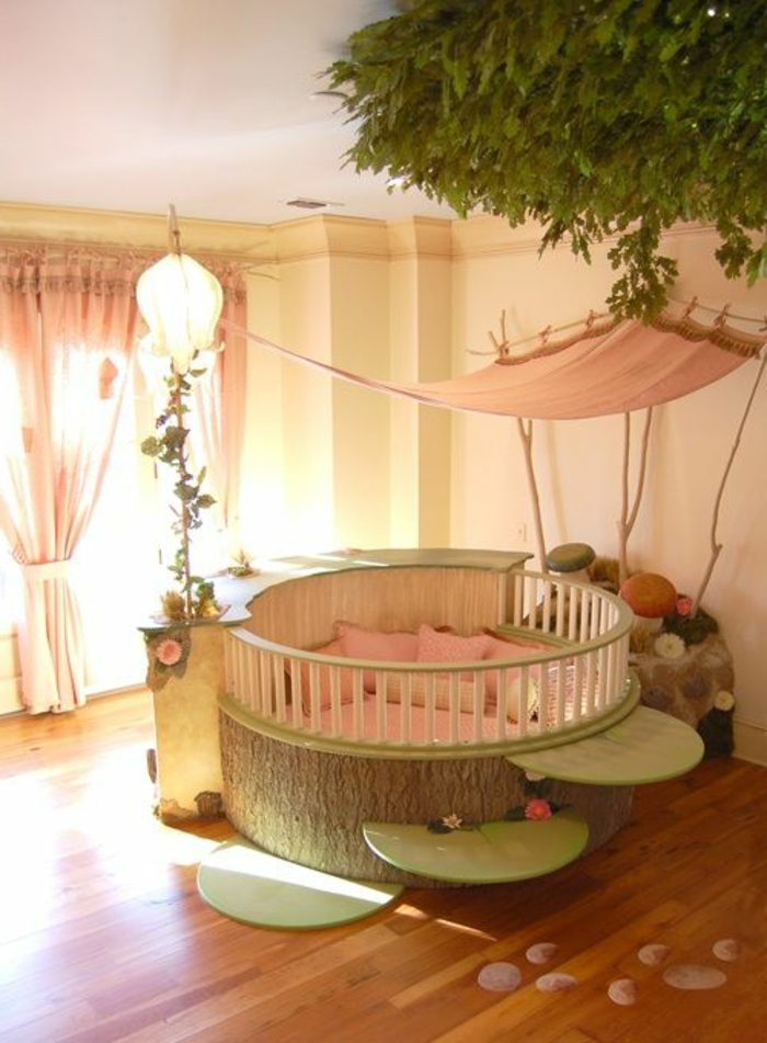 babyzimmer-design-großes-rundes-babybett-grüne-pflanzen-im-zimmer