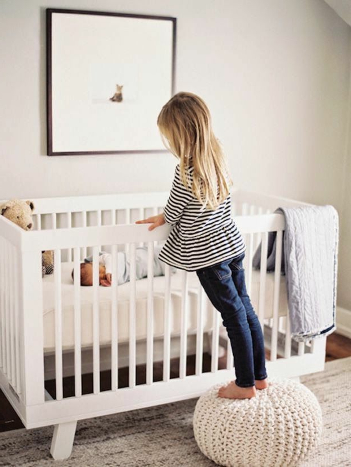 babyzimmer-design-kleine-schwester-über-dem-babybett