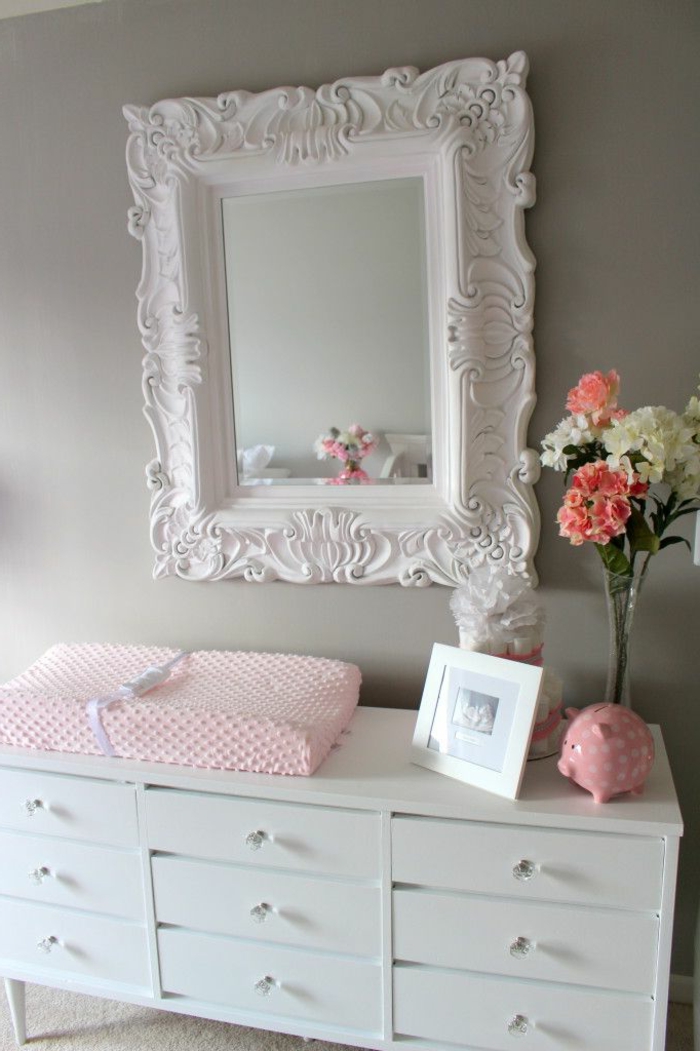 babyzimmer-design-spiegel-mit-weißem-tahmen