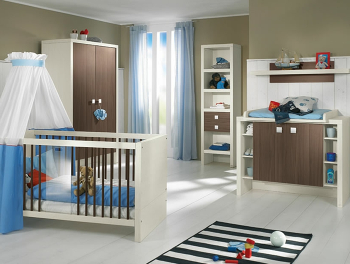 babyzimmer-design-teppich-weiße-gardinen-über-dem-babybett