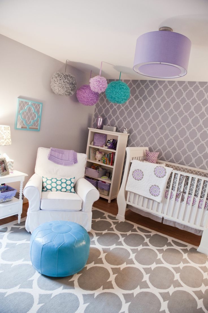 babyzimmer-design-weißer-sessel-und-blauer-hocker
