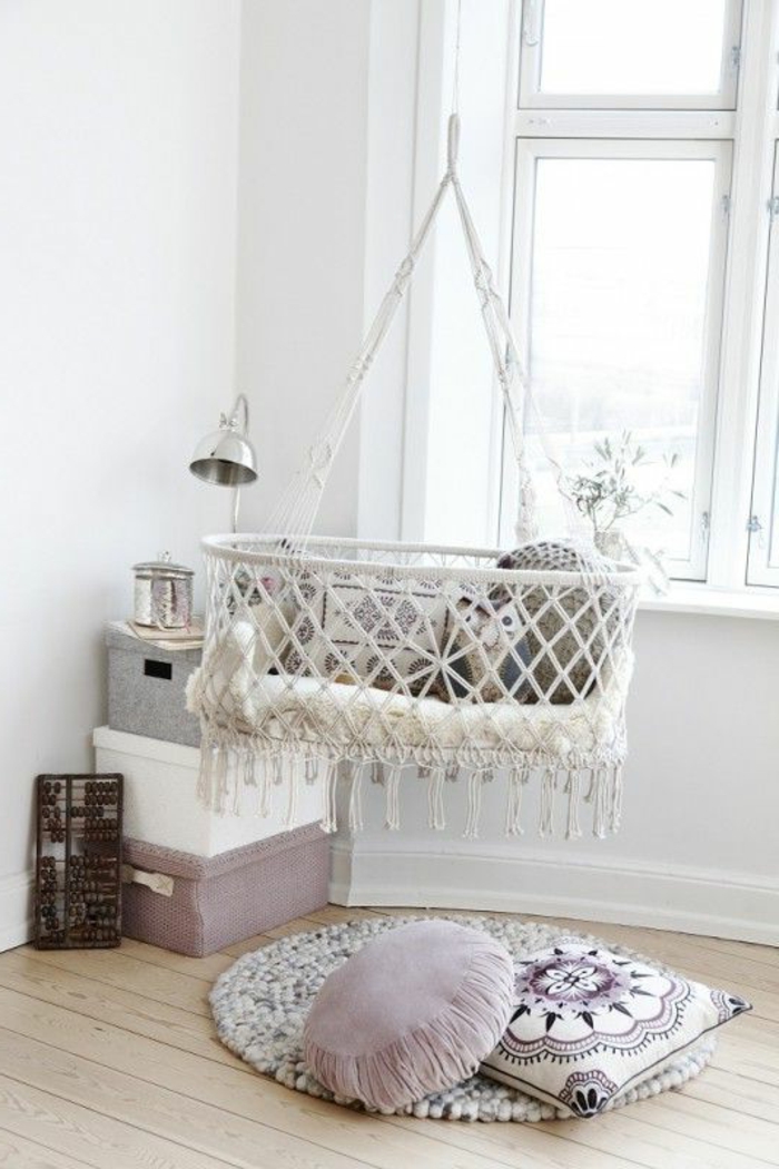 babyzimmer-design-weißes-bett-schaukel