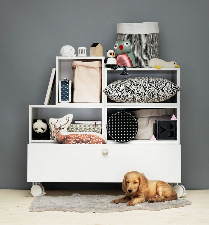 babyzimmer-design-weißes-schrank-und-ein-hund