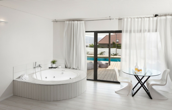 badeinrichtungen-ideen-elegante-weiße-badewanne