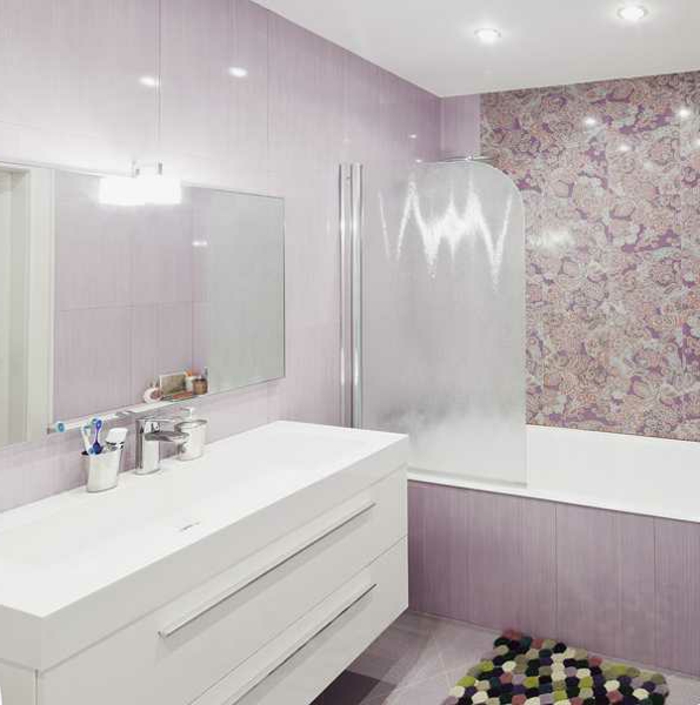 badeinrichtungen-ideen-rosige-tapete-weißer-schrank
