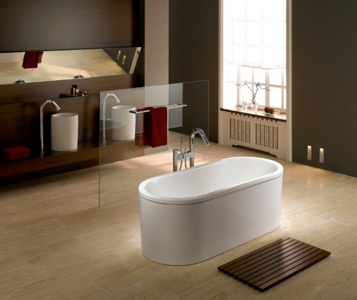 badeinrichtungen-ideen-weiße-freistehende-badewanne