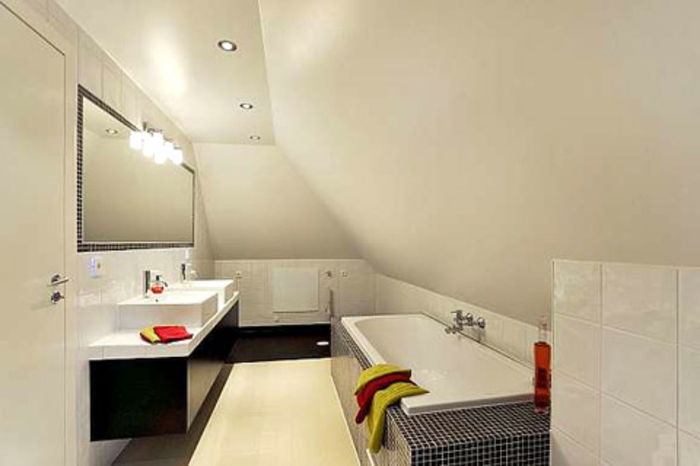 badewanne-unter- dachschräge-moderner-spiegel