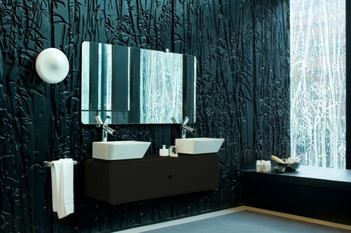 badezimmer-in-schwarz-interessanter-großer-spiegel