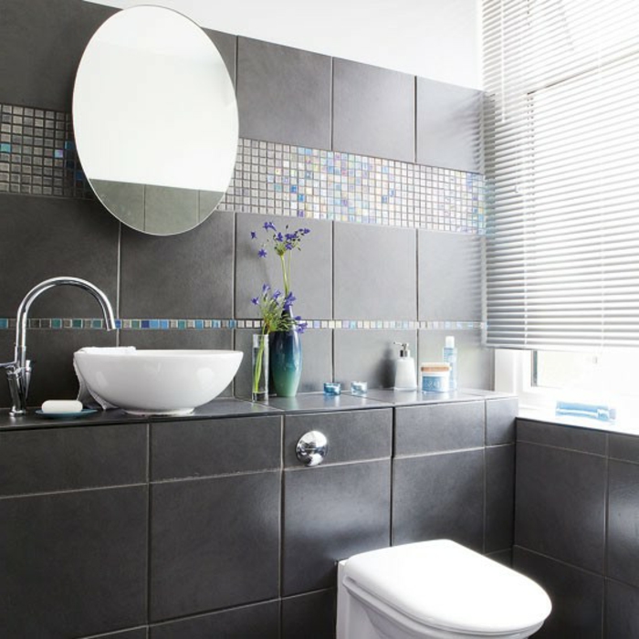 badezimmer-in-schwarz-schöner-runder-spiegel