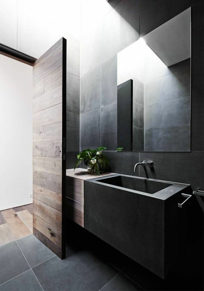 badezimmer-in-schwarz-super-großer-spiegel