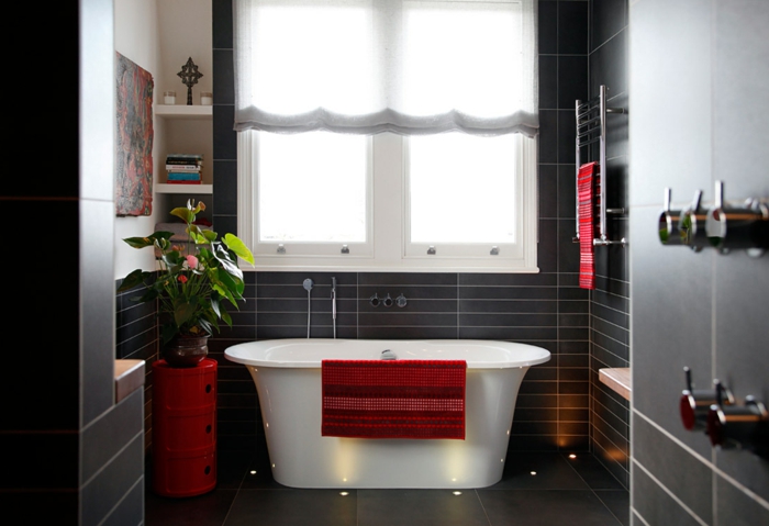 badezimmer-in-schwarz-und-weiß-freistehende-badewanne