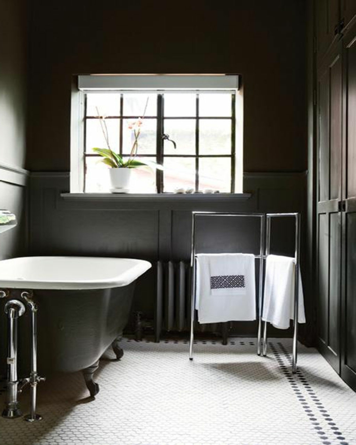 badezimmer-in-schwarz-und-weiß-interessantes-design