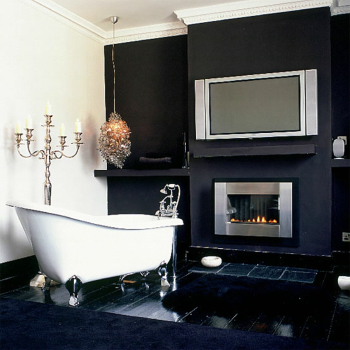 badezimmer-in-schwarz-und-weiß-kamin-im-bad