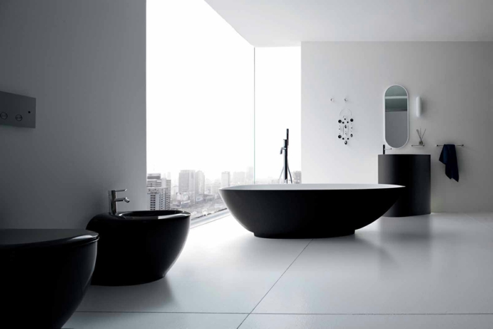 badezimmer-in-schwarz-und-weiß-moderne-freistehende-badewanne