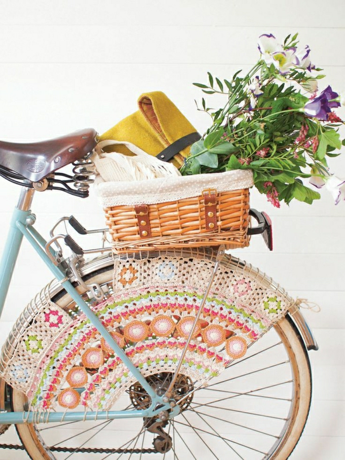 blaues-vintage-Fahrrad-Stickerei-Dekoration-Räder-Korb-Tasche-Blumen