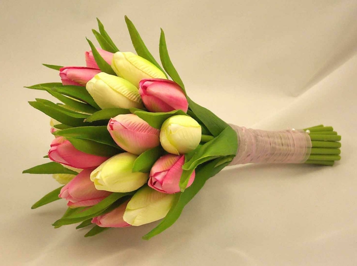 blumendeko-blumenstrauß-ideen-für-dekoration-mit-blumen--tulpen