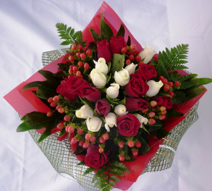 bouquet_aus-roten-und-weißen-rosen