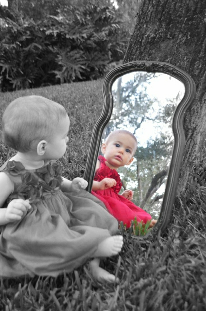 coole-Bilder-Baby-schwarz-weiß-Spiegel-farbige-Widerspiegelung