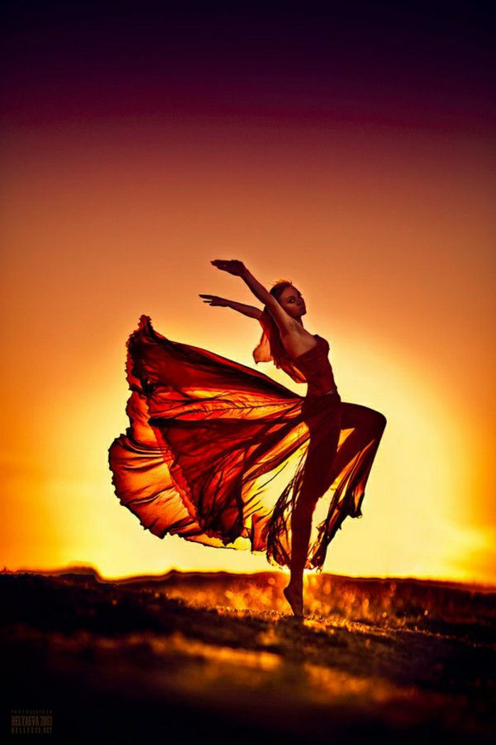 coole-Bilder-Frau-rotes-Kleid-Sonnenuntergang-Tanz