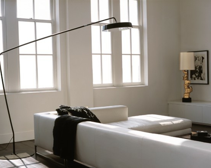 cooles-design-von-bogenlampen-neben-einem-weißen-sofa