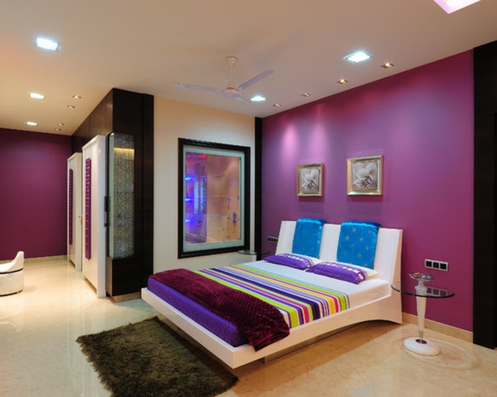 deckenbeleuchtung-für-schlafzimmer-moderne-lila-wand-und-viele-bilder