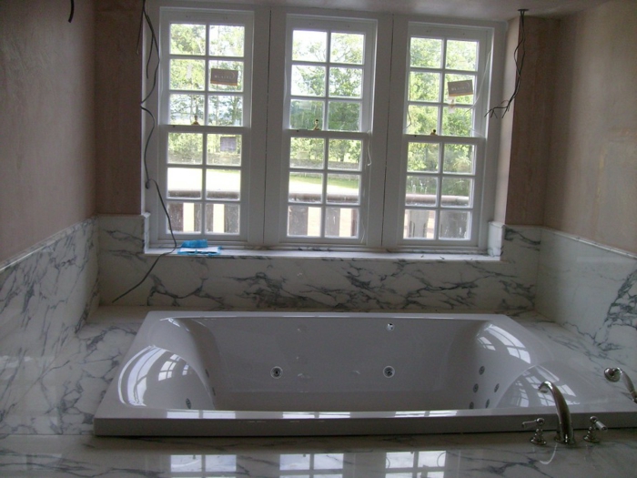 eingelassene-badewanne-weißes-fenster