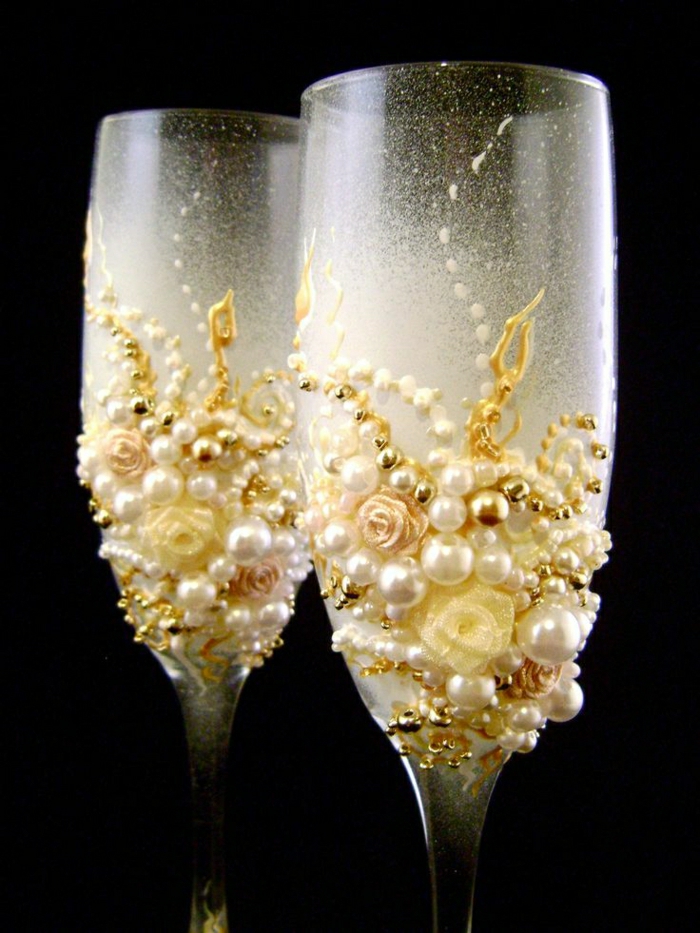 elegante-Hochzeitsgläser-hand-dekoriert-Rosen-Perlen