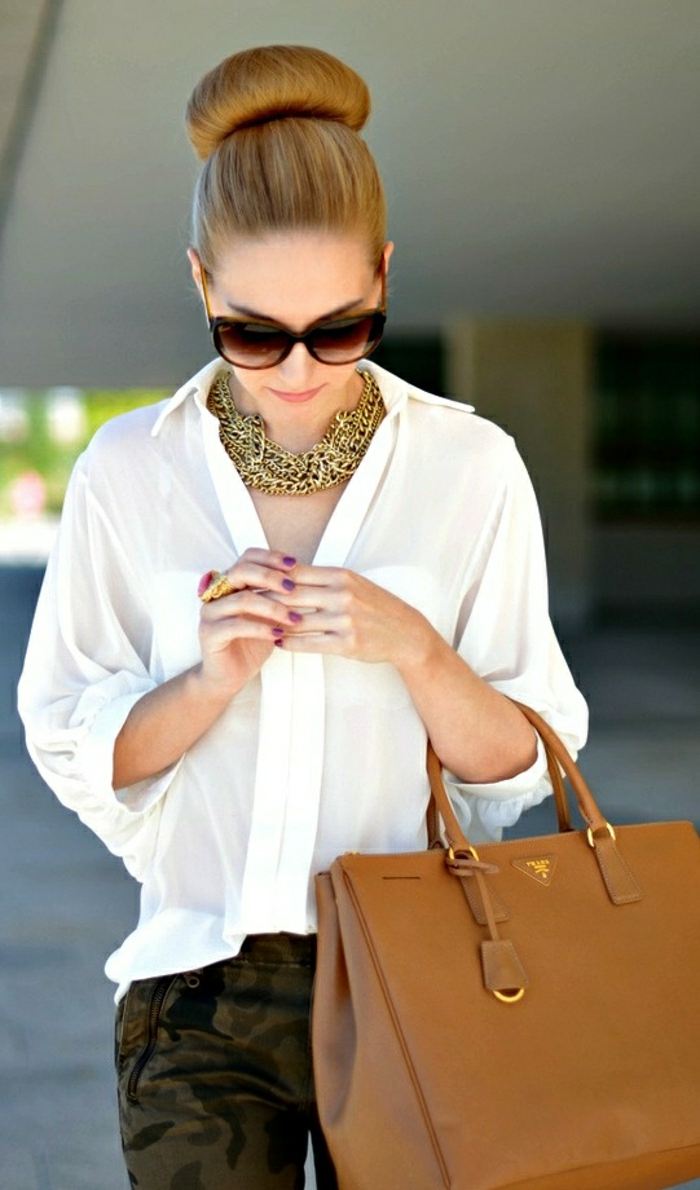 elegante-Kleidung-weißes-Hemd-braune-Designer-Tasche-Prada