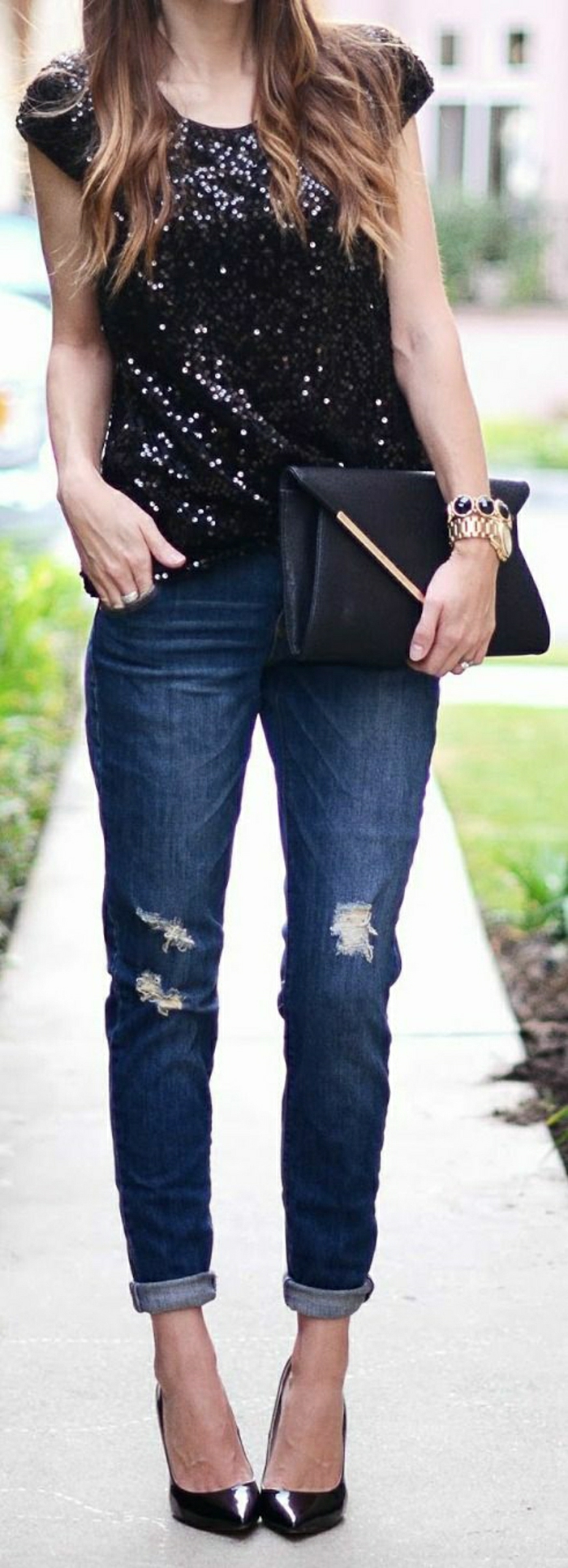elegante-schwarze-Clutch-Top-Jeans-Stöckelschuhe-goldene-Armbanduhr
