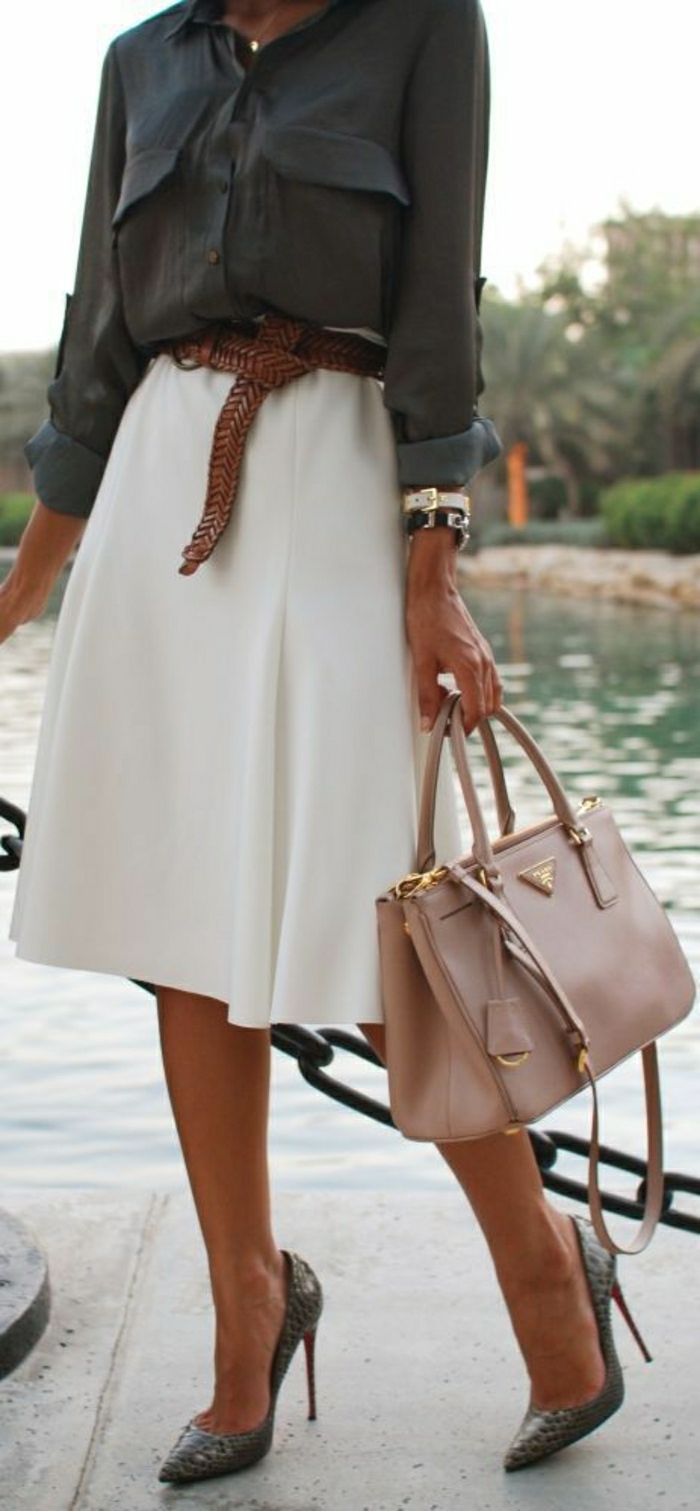 eleganter-Outfit-weißer-Rock-Stöckelschuhe-Prada-Tasche