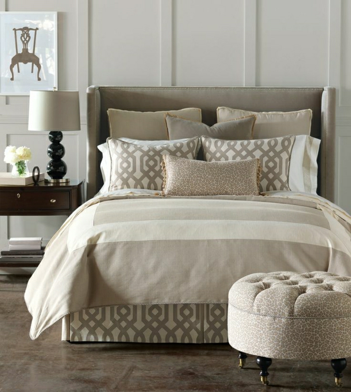 elegantes-Schlafzimmer-beige-brauner-Teppich-Bettwäsche-Pastellfarben-Hocker-Tierprint