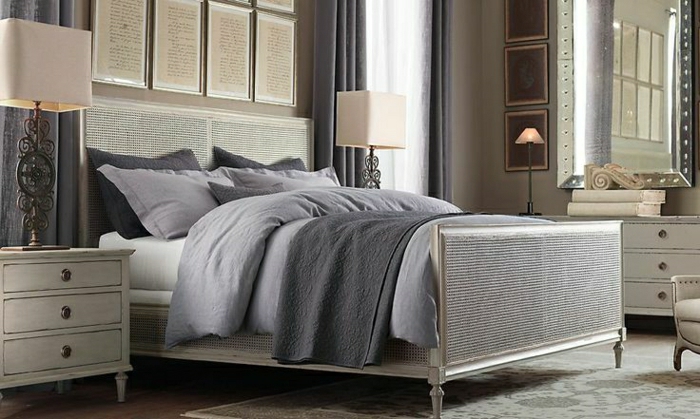 elegantes-Schlafzimmer-beige-lila-Bettwäsche-Schlafdecke-Kissen-Kommoden