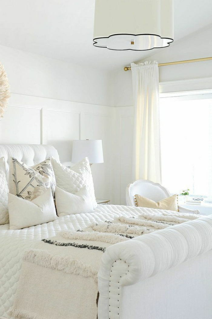 elegantes-Schlafzimmer-weiß-luxuriös-schöne-Bettwäsche-Blumen-Dekoration-Boho-Chic-Schlafdecke