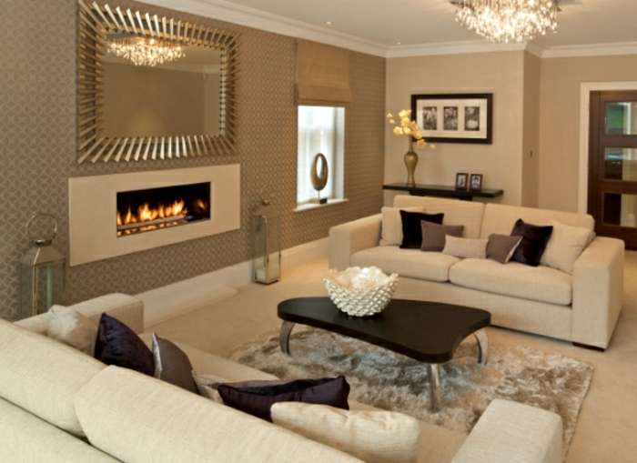elegantes-Wohnzimmer-Cappuccino-Wände-Tapeten-Kamin-Kristall-Kronleuchter-Spiegel-goldener-Rahmen