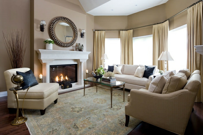 elegantes-Wohnzimmer-amerikanischer-Stil-Sessel-Kamin-Wandfarbe-Cappuccino