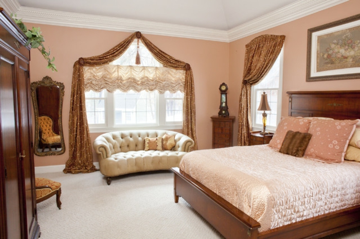 gardinen-für-dreiecksfenster-elegantes-schlafzimmer-pfirsich-farbe
