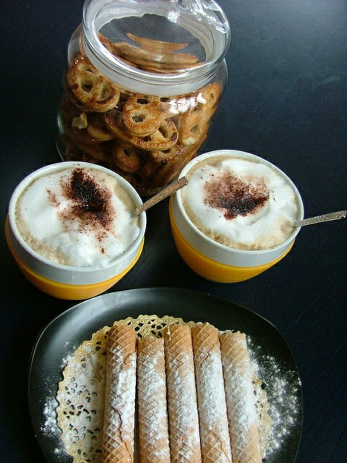 gelb-weiße-Cappuccino-Tassen-Süßigkeiten-Prezel