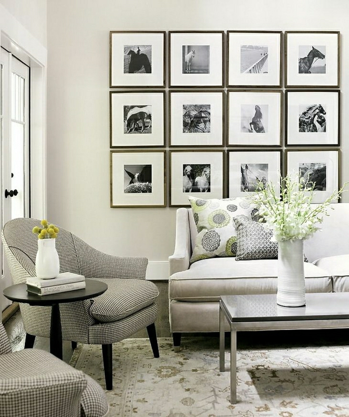 gemütliches-Wohnzimmer-schwarz-weiße-moderne-Wandbilder-Pferde