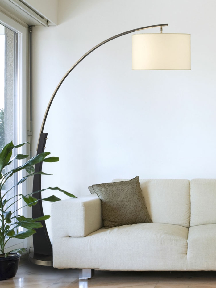 graues-sofa-mit-einem-kissen-bogenlampen