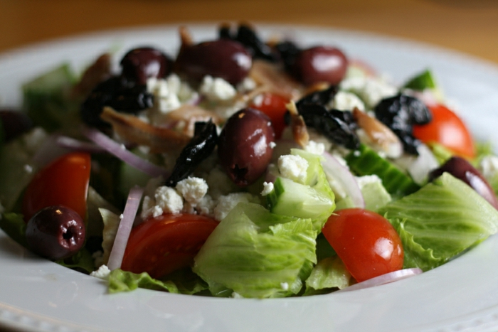 griechischer-Salat-Horiatiki-Tomaten-Gurken-Zwiebel-Oliven-Feta