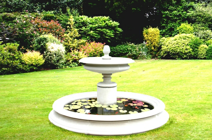 großer-Garten-Wasserbrunnen-Blätter