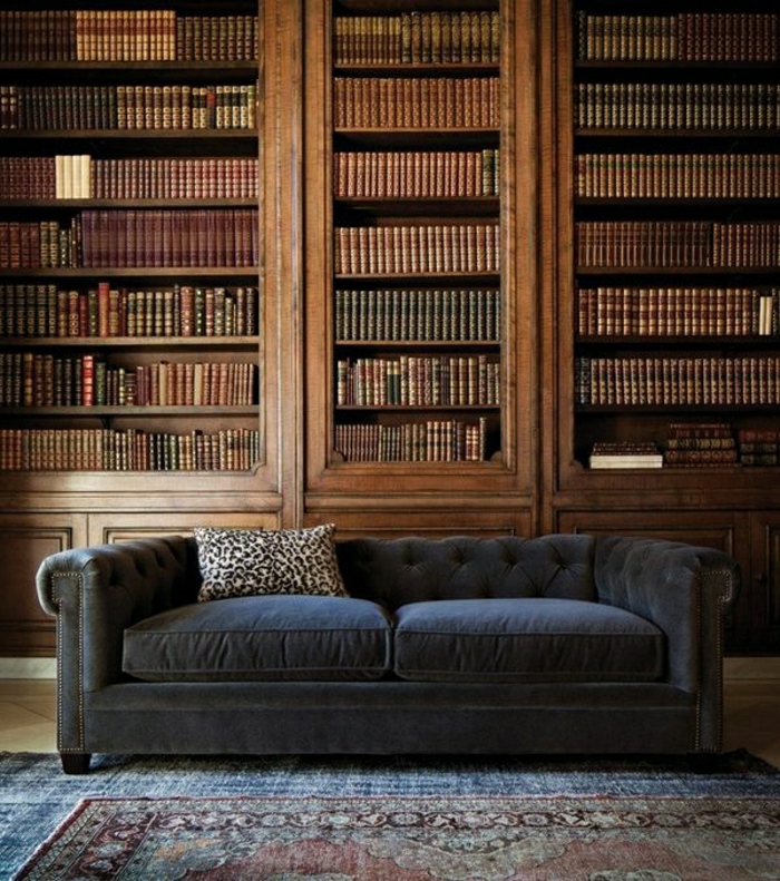 großes-Chesterfield-Sofa-Bücherwand-aristokratisch