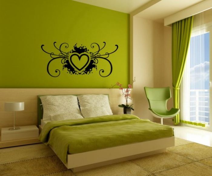 grüne-wandfarbe-dekoelemente-an-der-wand-im-schlafzimmer