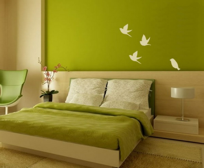 grüne-wandfarbe-dekoration-an-der-wand-im-schlafzimmer
