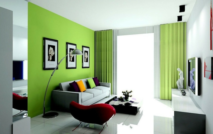 grüne-wandfarbe-drei-bilder-an-der-wand-im-wohnzimmer