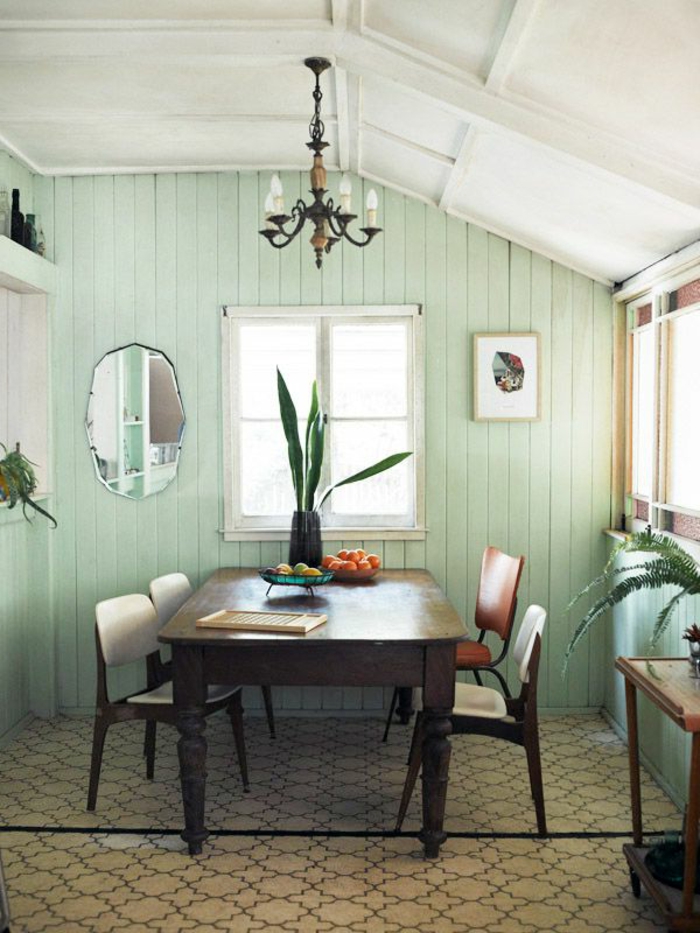 grüne-wandfarbe-einmalige-gestaltung-vom-esszimmer-in-einer-dachwohnung