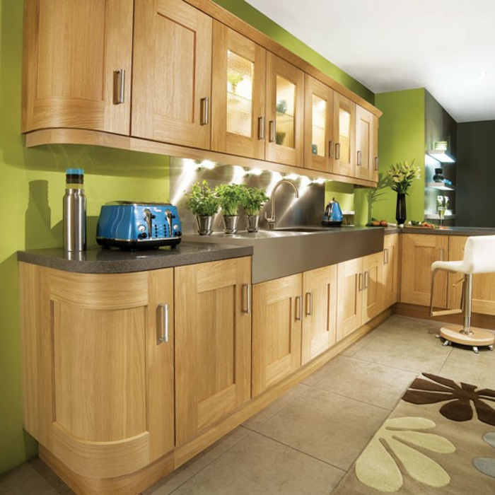 grüne-wandfarbe-hölzernes-design-von-küche