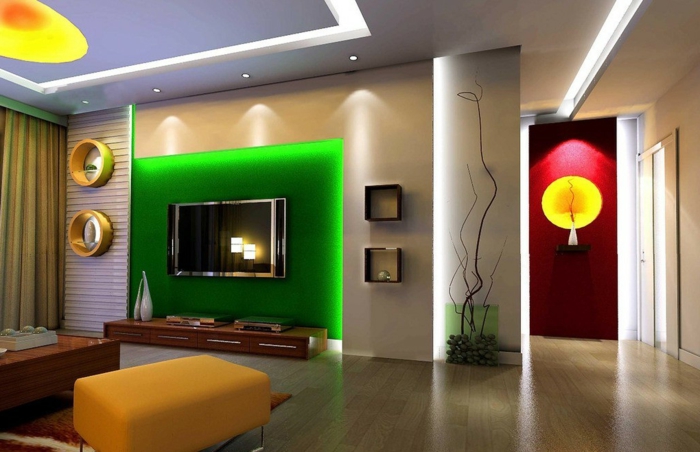 grüne-wandfarbe-interessante-beleuchtung-im-wohnzimmer