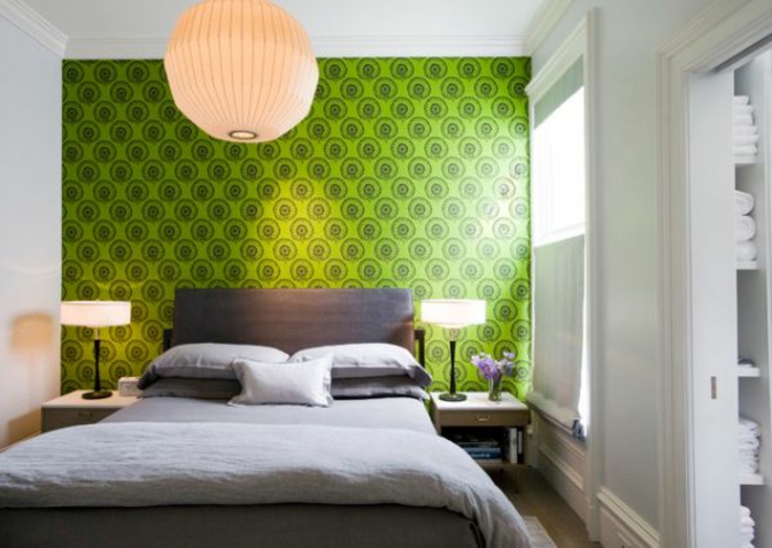 grüne-wandfarbe-kugelförmige-hängende-lampe-in-einem-gemütlichen-schlafzimmer